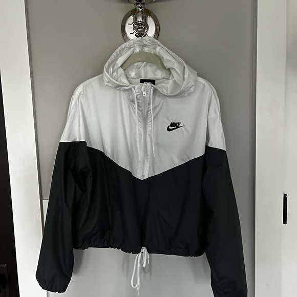 nike black and white cropped jacket